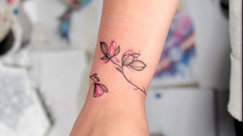 Mẫu hình xăm vòng tay hình hoa nhẹ nhàng cho nữ