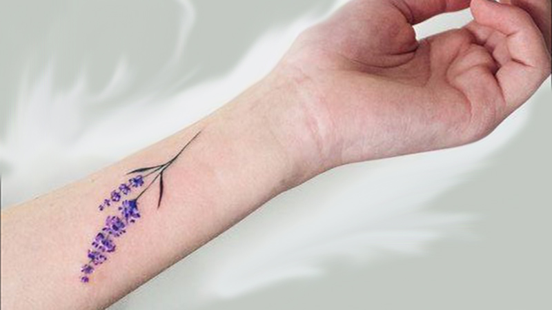 Hình xăm hoa Lavender nhẹ nhàng, thể hiện mong ước về 1 tình yêu say đắm, nhẹ nhàng và thủy chung