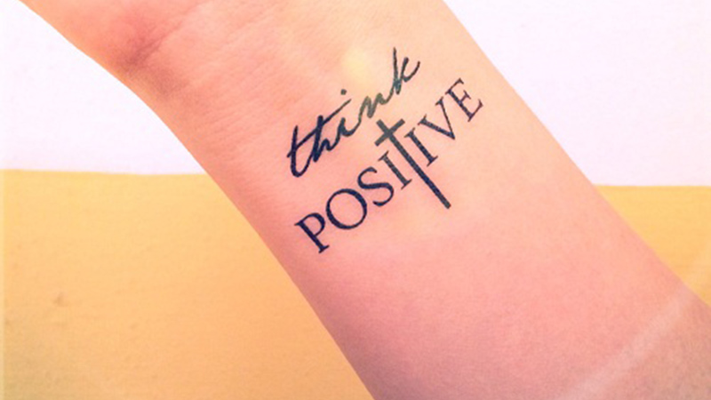 Hình xăm chữ Think Positive mini cho nữ để nhắc nhở bản thân có những suy nghĩ tích cực