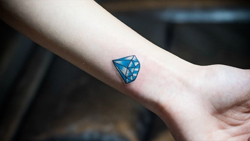 Hình xăm kim cương màu xanh trên cổ tay