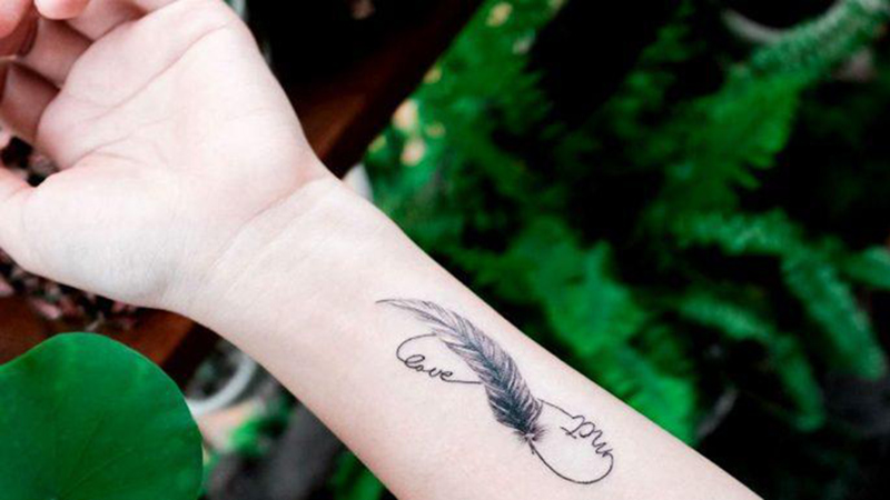 Hình xăm lông vũ cùng với chữ Love mct