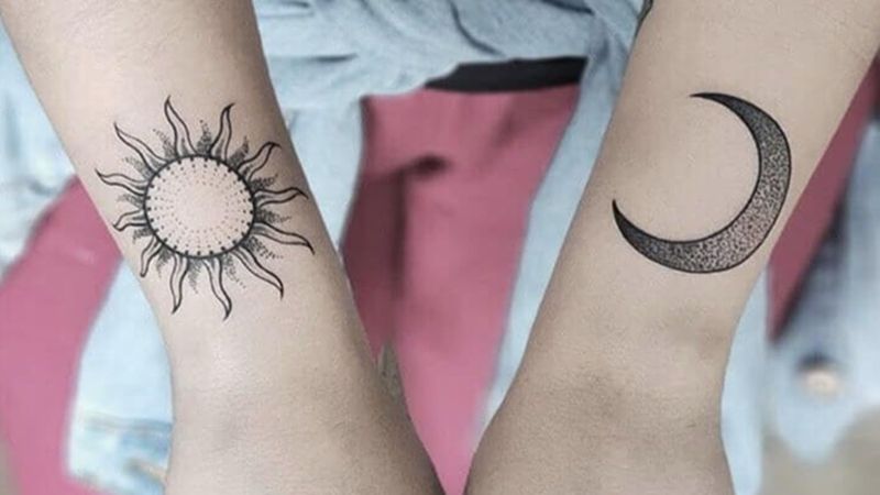 Hình xăm mặt trời và mặt trăng tượng trưng cho ngày và đêm ở cổ tay cho cặp đôi