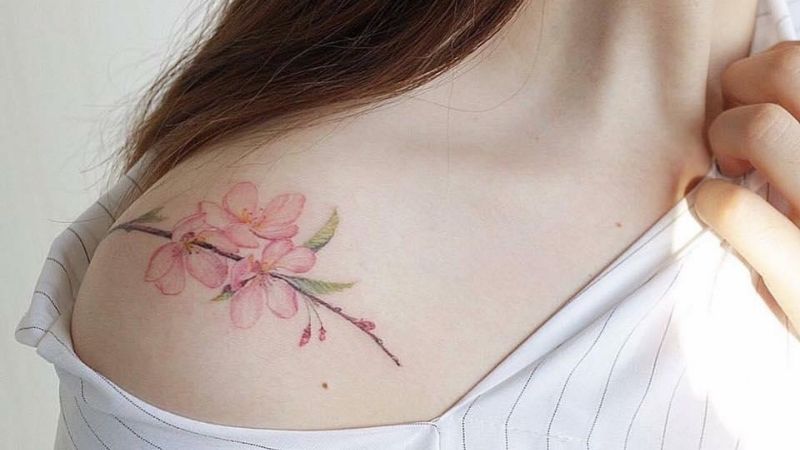 Hình xăm cành hoa lớn cho nữ có màu sắc nhẹ nhàng gợi cảm