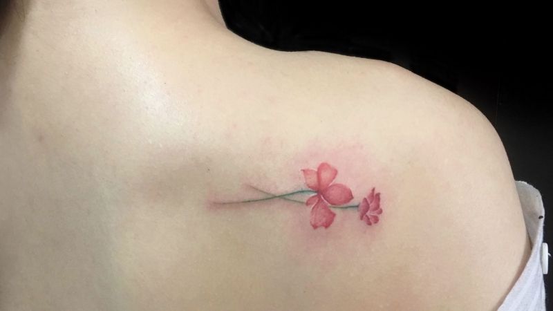 Hình xăm nữ với những cánh hoa đỏ đầy độc đáo