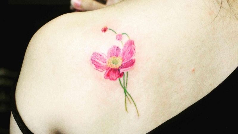 Hình xăm hoa và búp ở vai thể hiệu sức sống tiềm tàng.