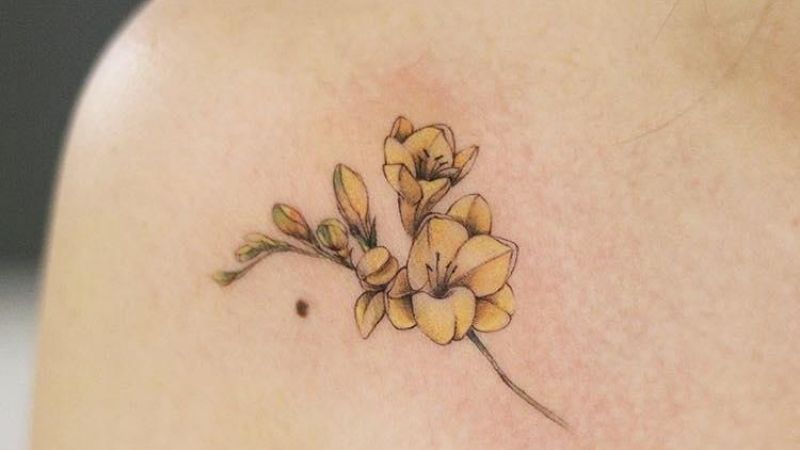 Hình xăm hoa thể hiện tinh thần lạc quan và tươi mới tràn đầy sức sống.