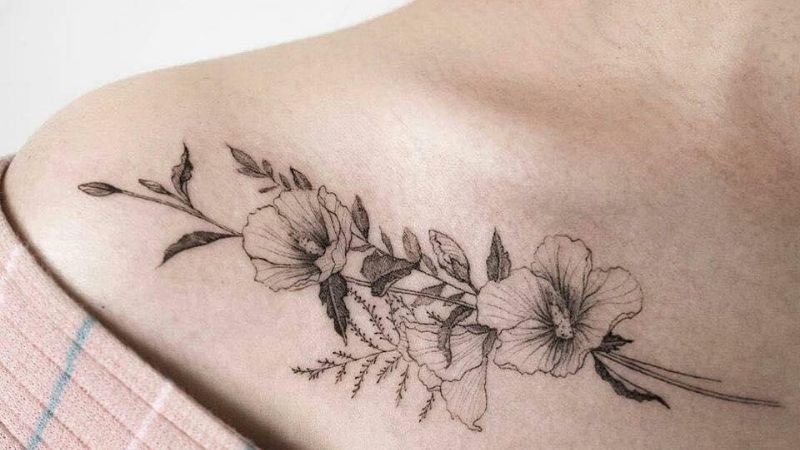 Hình xăm hoa cho nữ kết hợp với lá trắng đen rất tinh tế.