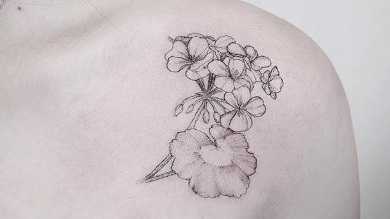 Hình xăm nhành hoa ở vai thể hiện tinh thần tích cực