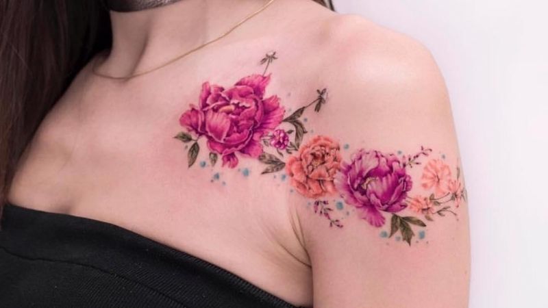Hình xăm một dải hoa trên vai nhiều màu sắc ở vai trước