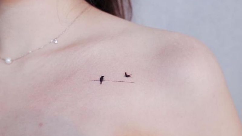 Hình xăm cặp đôi chim én mini ở vai trước cực kỳ dễ thương.