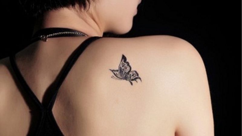 Hình xăm bướm đằng ở vai sau của nữ.