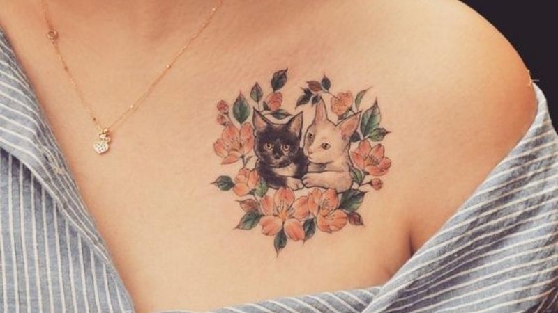Mẫu hình xăm cặp mèo thể hiện tình cảm thân thiết ở vai trước nữ