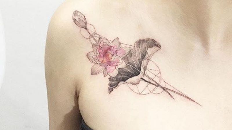 Hình xăm hoa sen trên vai cho nữ - quốc hoa của Việt Nam.