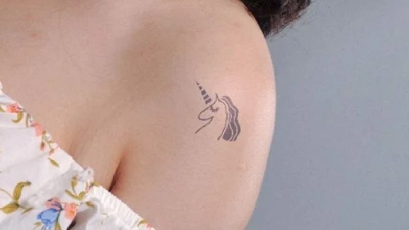 Hình xăm ngựa một sừng ở vai thể hiện sự nhanh nhẹn và mạnh mẽ.
