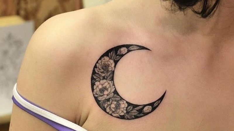 Hình xăm mặt trăng lưỡi liềm kèm hoa ở vai cá tính và đẹp