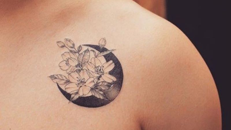 Hình xăm mặt trăng ở vai cho nữ cùng những nhành hoa độc đáo.