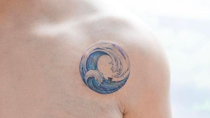 Hình xăm ngọn sóng xanh ở vai cho nữ biểu thị tính cách vượt qua mọi khó khăn thử thách.