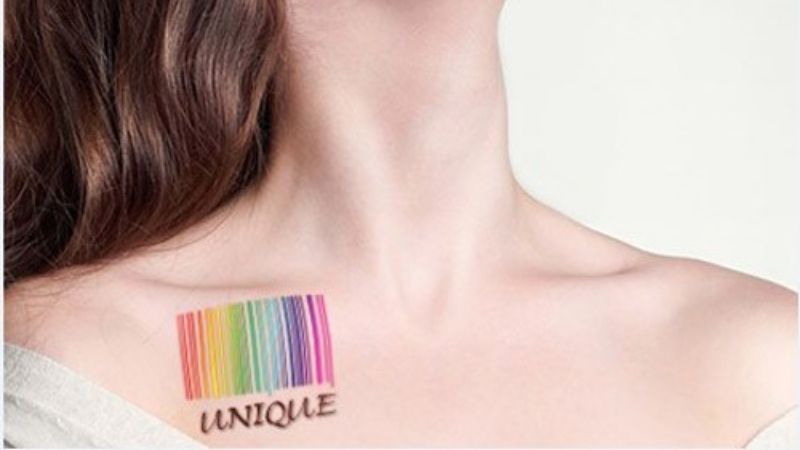 Hình xăm mã vạch cầu vồng trên vai cho nữ thu hút ánh nhìn của đàn ông