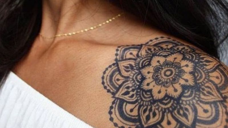 Hình xăm hoa văn cực kỳ mạnh mẽ và cá tính trên vai cho bạn nữ.