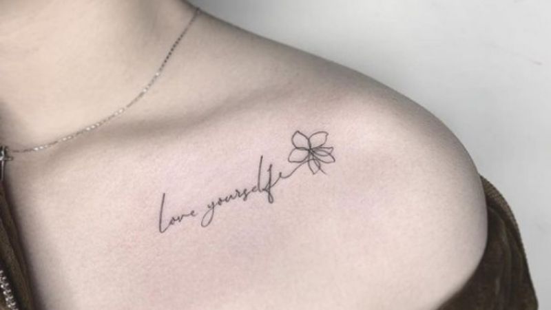 Hình xăm vai trước có chữ ‘Love yourself’ nhắc nhở luôn phải yêu thương và đặt bản thân lên trước tiên