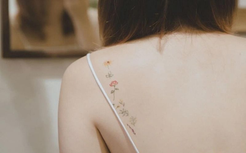 Hình xăm hoa nhỏ ở vai nữ đại diện cho vẻ đẹp ngây thơ, đơn sơ của người con gái