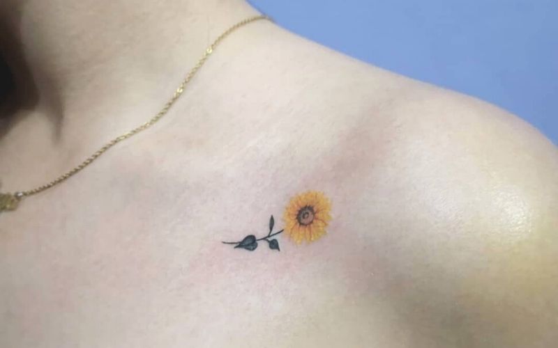 Hình xăm hoa hướng dương dễ thương đại diện cho niềm đam mê mãnh liệt
