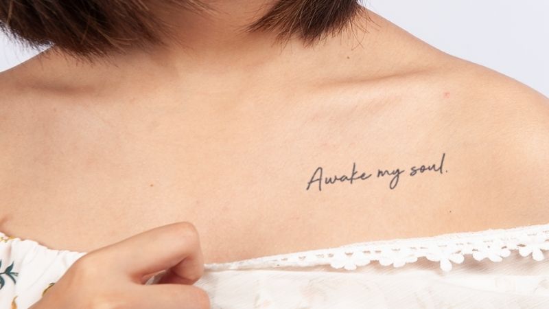 Hình xăm chữ ‘Awake my soul’ ở vai trước như 1 câu nói cho nữ phải nhắc nhở bản thân phải luôn sáng suốt và lắng nghe những điều sâu thẳm trong tim