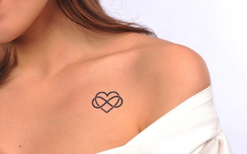 Hình xăm trái tim được lồng ghép với ký tự omega đại diện cho 1 tình yêu vĩnh cửu