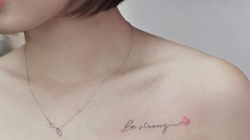 Hình xăm chữ ‘Be Strong’ ở vai trước như 1 lời nhắc nhở bạn nữ hãy luôn mạnh mẽ và dũng cảm đối mặt với cuộc sống