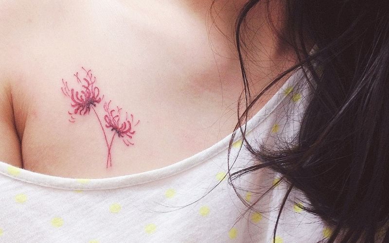 Hình xăm hoa bỉ ngạn ở vai nữ đại diện cho những ký ức đau buồn