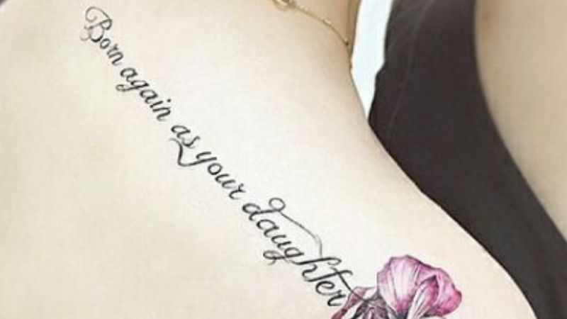 Hình xăm chữ ‘Born again as your daughter’ ở vai sau cho bạn nữ thể hiện tình cảm với bố mẹ, nếu được sinh ra lần nữa vẫn nguyện làm con của bố mẹ