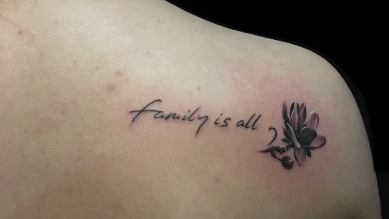 Hình xăm chữ “family is all” ở vai sau nữ thể hiện tình yêu với gia đình.