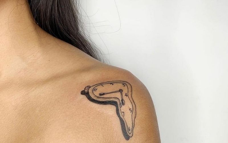 Hình xăm đồng hồ đẹp ở vai đại diện cho sự linh hoạt, bất biến của thời gian
