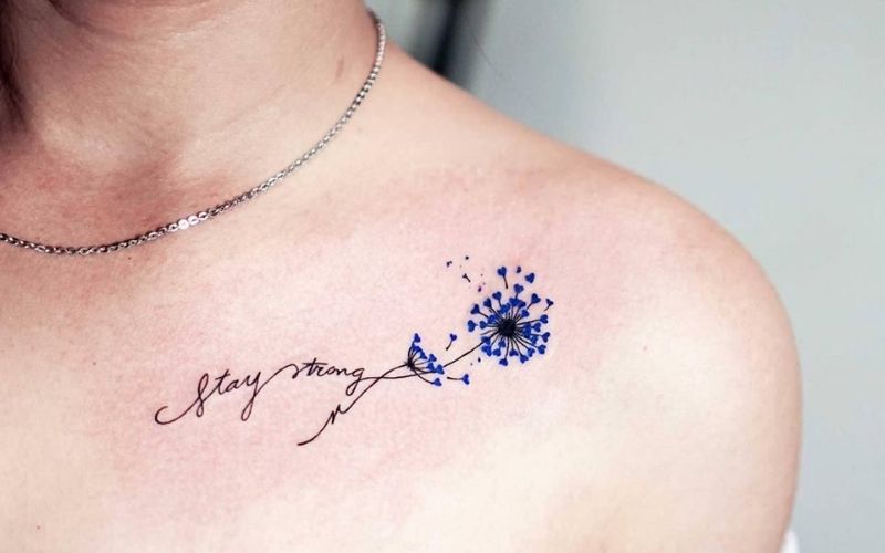 Hình xăm chữ và bồ công anh ở vai nữ đại diện cho tinh thần mạnh mẽ