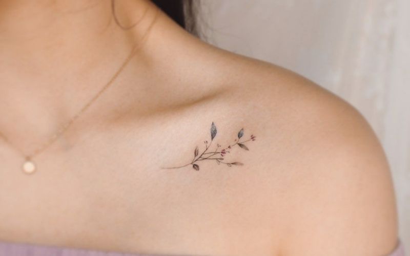 Hình xăm nhánh hoa dễ thương mang ý nghĩa vẻ đẹp mỏng manh, nữ tính của cô gái trẻ