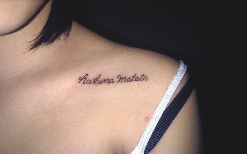 Hình xăm Hakuna Matata đại diện cho tinh thần lạc quan của người con gái
