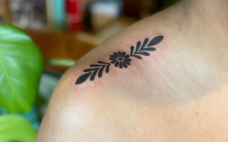 Hình xăm họa tiết hoa lá ấn tượng, đại diện cho vẻ đẹp dịu dàng