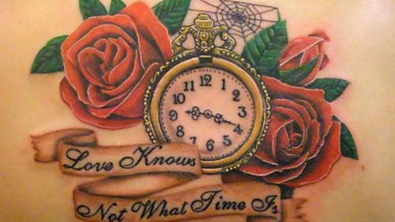 Hoa hồng và đồng hồ là cặp bài trùng trong xăm nghệ thuật