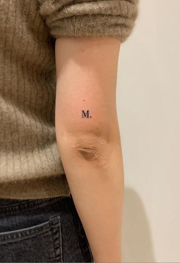 Mẫu hình xăm chữ M đơn giản ở bắp tay nữ