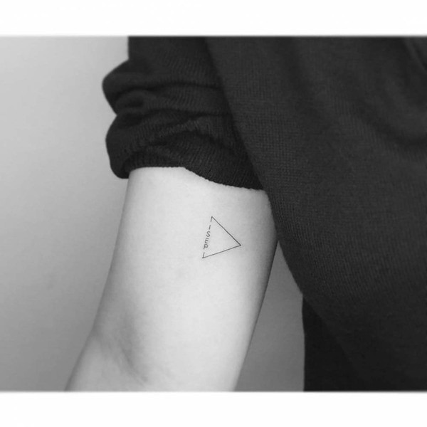 Mẫu hình xăm tam giác mini đơn giản ở bắp tay 