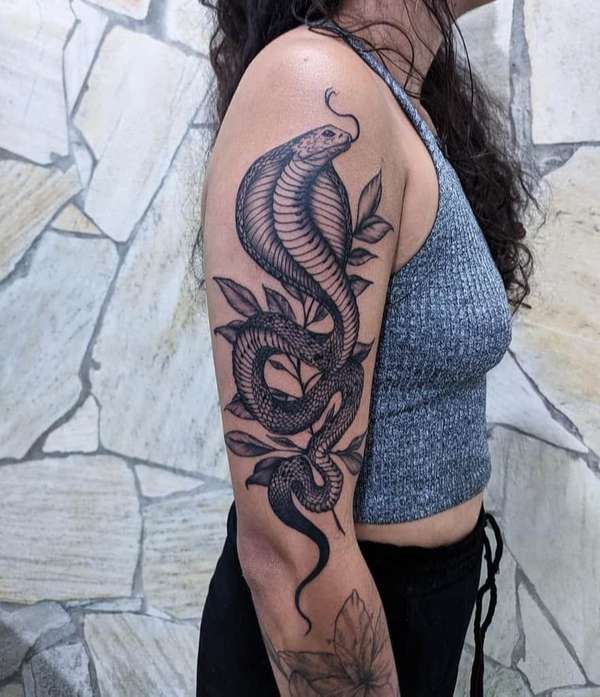 Hình xăm con rắn ở bắp tay ở nữ nói lên phong cách của người sở hữu chúng