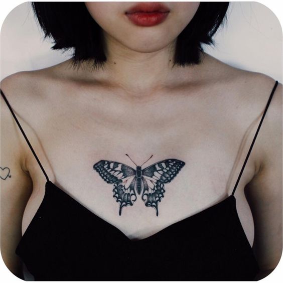 Hình xăm cánh bướm ở ngực phụ nữ