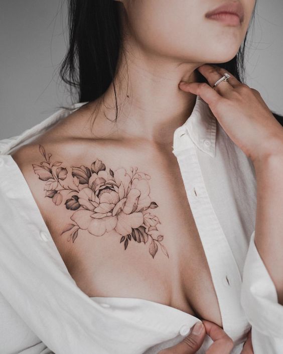 Hình xăm trên ngực đẹp và quyến rũ cho nữ