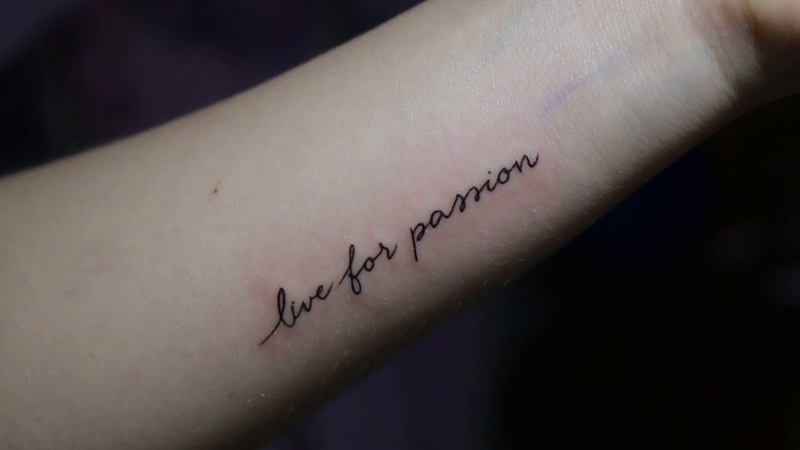 Hình xăm chữ Live for passion trên cổ tay