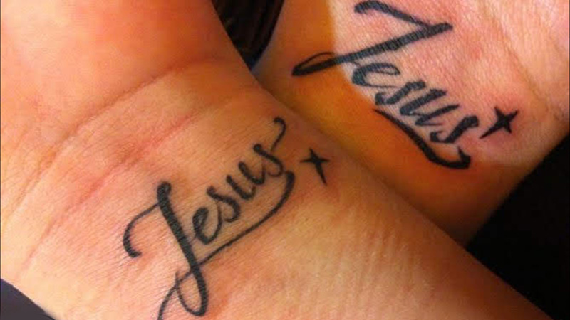 Hình xăm chữ Jesus cho nam theo đạo Thiên Chúa và có niềm tin vào Chúa