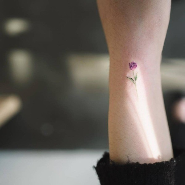 Hình xăm hoa hồng mini ở cổ tay nữ