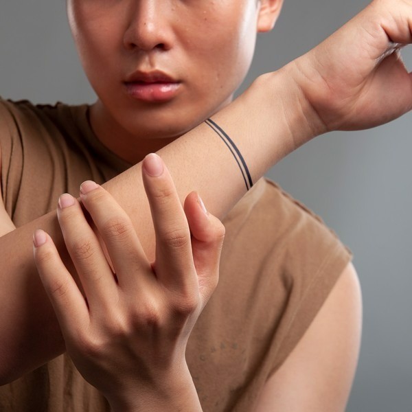 Hình xăm vòng cổ tay mini cho nam đẹp