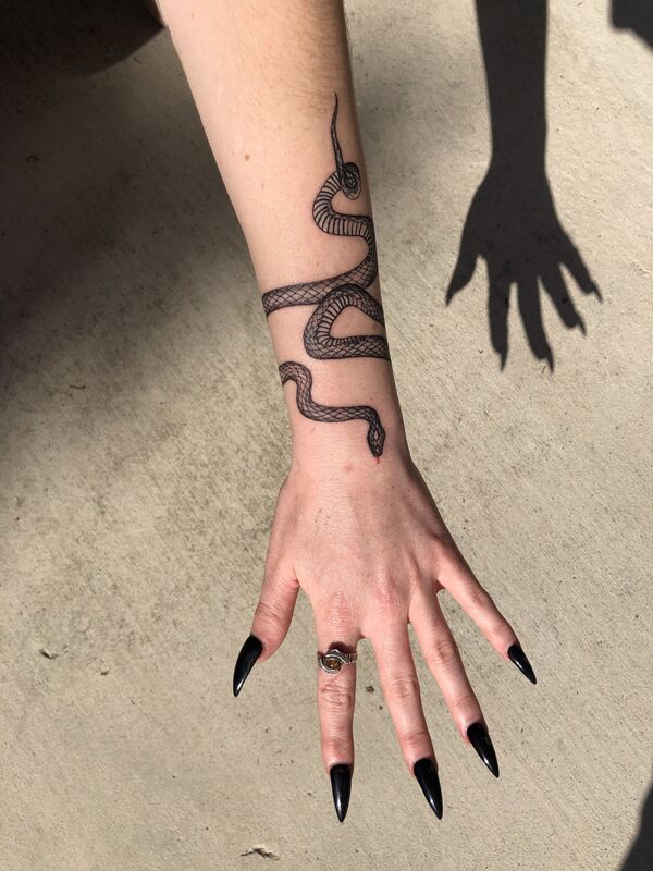 Hình xăm cổ tay nữ chất phải kể đến hình xăm rắn quấn cổ tay, hình xăm rắn ở cổ tay