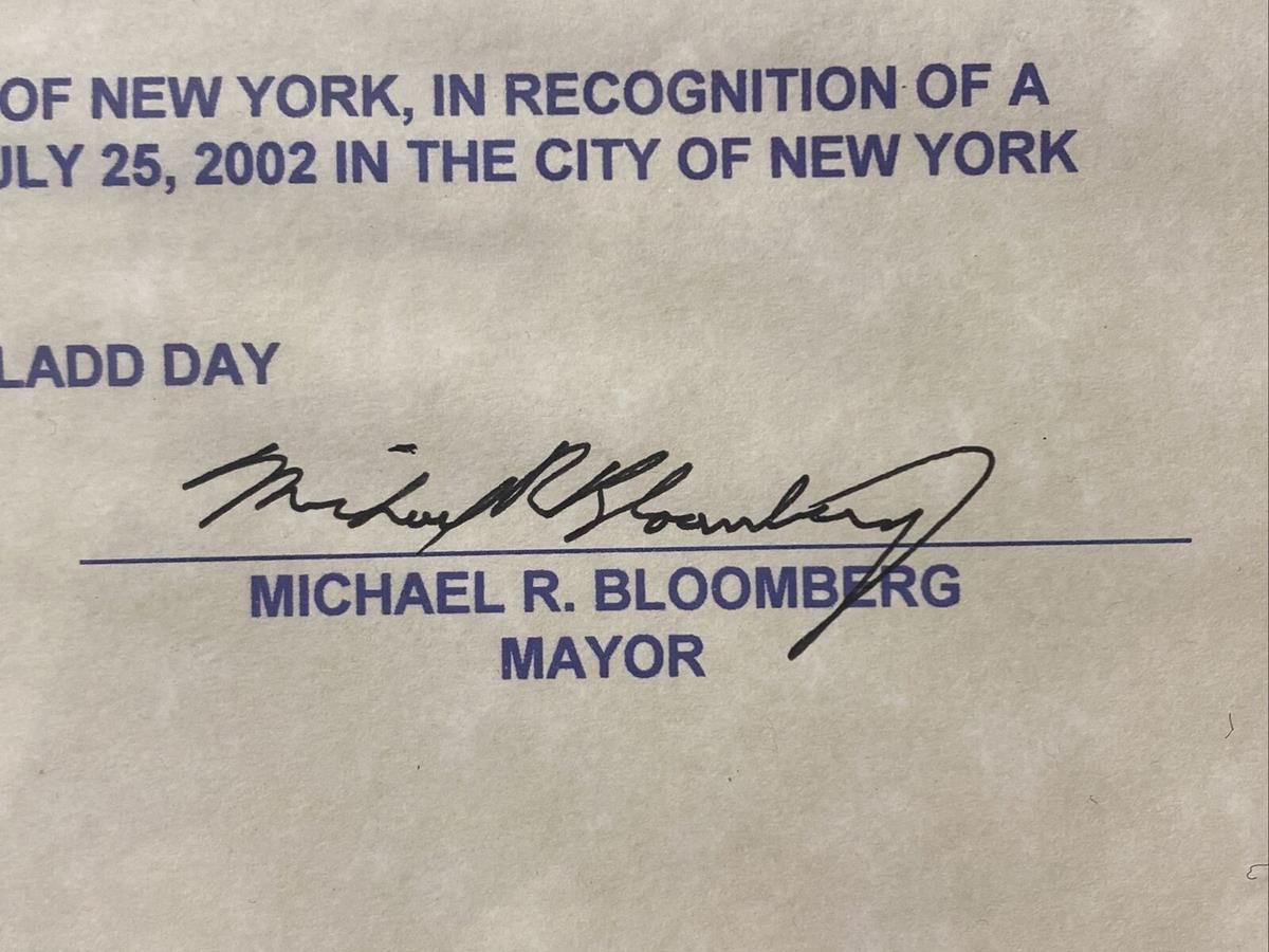 Chữ ký Michael Bloomberg - Nhà sáng lập Bloomberg LP
