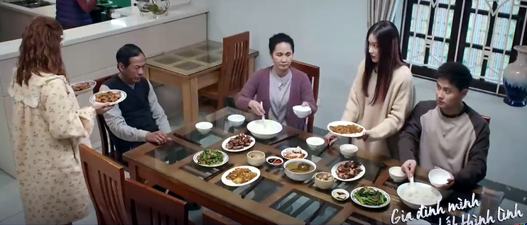 Trong bữa cơm gia đình, Trâm Anh và Hà lên tiếng xin lỗi bố chồng và nói chuyện đánh nhau là ngoài ý muốn của bà Cúc.